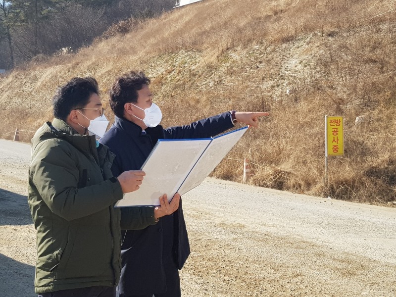 (3) 김종무 처인구청장이 포곡읍 유운리 일원 도로개설 현장을 살펴 보고 있다..jpg