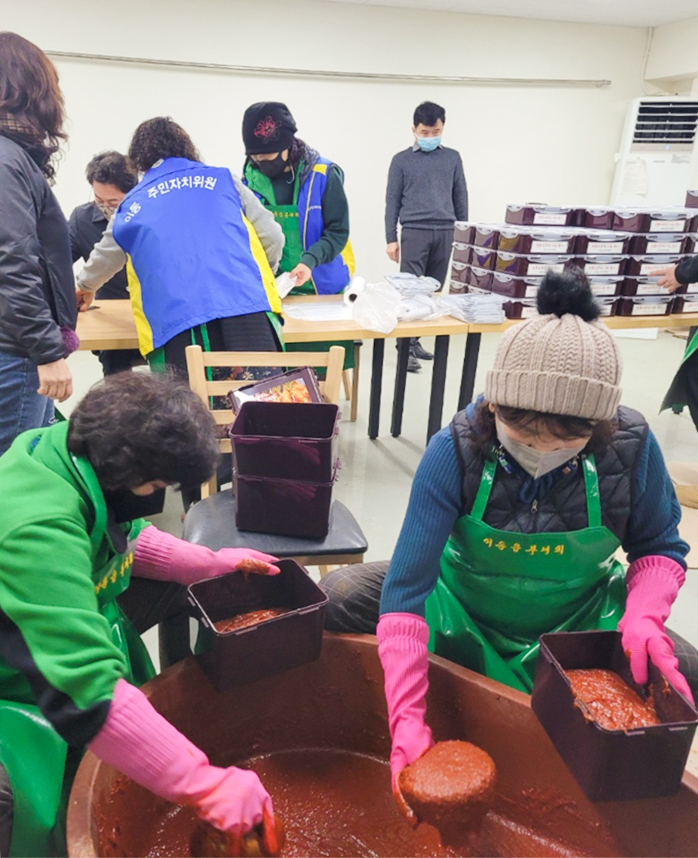 (1) 이동읍, 주민자치위원회서 취약계층 80가구에 전달할 고추장을 담그고 있다..jpeg