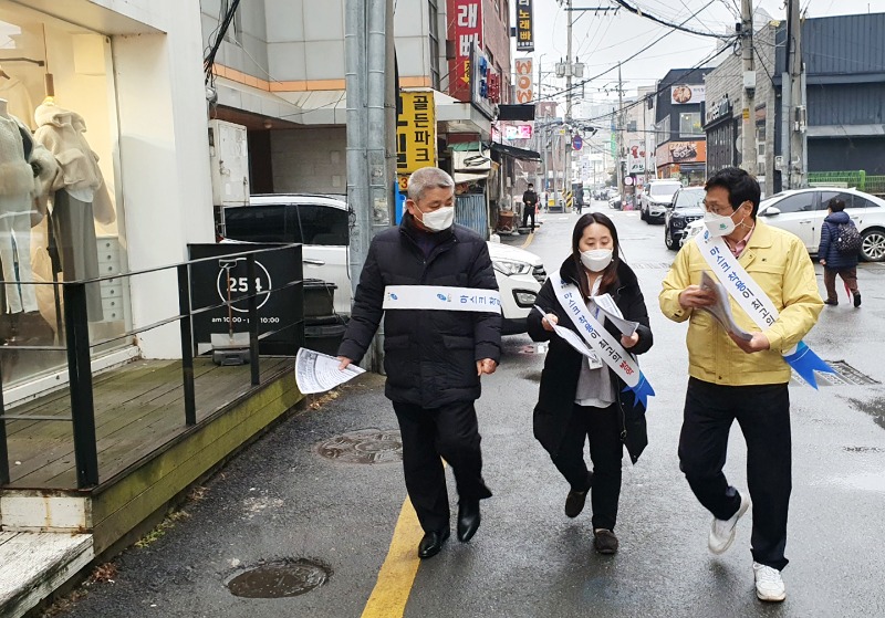 (1) 25일 오후석 제1부시장과 관계 공무원 등이 백신 접종 안내문을 배포를 위해 외국인들이 많이 거주하고 있는 처인구 중앙동 일대를 걷고 있다..jpg