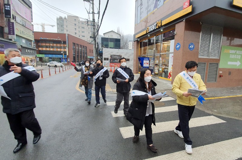 (2) 25일 오후석 제1부시장과 관계 공무원 등이 백신 접종 안내문을 배포를 위해 외국인들이 많이 거주하고 있는 처인구 중앙동 일대를 걷고 있다..jpg