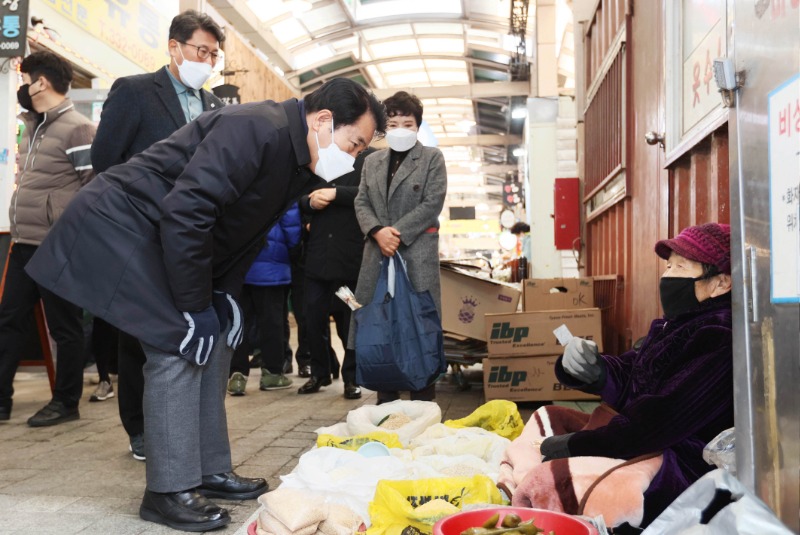 2. 백군기 용인시장은 26일 설명절을 앞두고 처인구 김량장동 용인중앙시장을 찾아 직접 제수용품을 구매하며 상인들을 격려했다..jpg