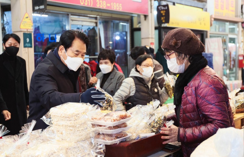 3. 백군기 용인시장은 26일 설명절을 앞두고 처인구 김량장동 용인중앙시장을 찾아 직접 제수용품을 구매하며 상인들을 격려했다..jpg