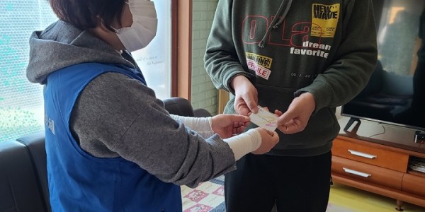 처인구 모현읍 지역사회보장협의체가 사랑의 교통비 지원사업을 통해 저속득 50가구에 교통카드를 지원했다..jpg