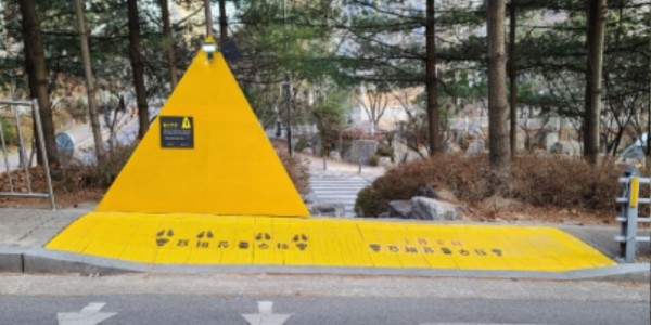 3. (1) 220119_용인시, 어린이보호구역 102곳에 옐로카펫 등 교통안전시설물 설치_홍천초 앞.jpg