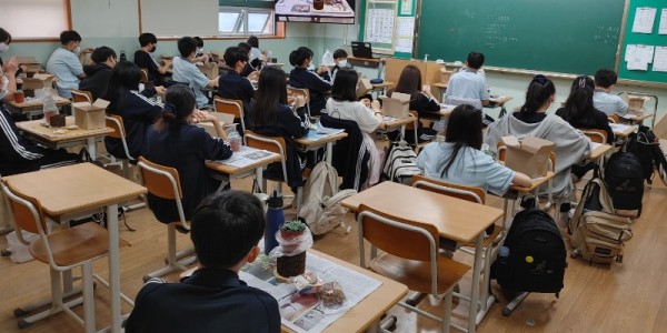 4. (1) 220119_용인시, 진로탐색체험 _Job 그린투어_ 참가할 중학교 6개 학급 모집_지난해 관내 한 중학교에서 열린 체험활동 모습.jpg