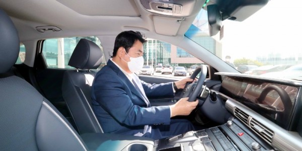 3. (1) 220125_수소차 무료 시승하고 친환경 차량을 구매해볼까_지난해 9월 시승행사 중인 백군기 용인시장.jpg