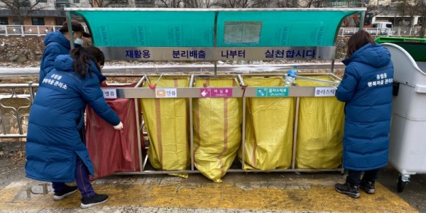 5. 유림동 행복마을관리소 마을 지킴이들이 재활용 분리수거함을 설치하고 있는 모습.jpg