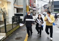 (1) 25일 오후석 제1부시장과 관계 공무원 등이 백신 접종 안내문을 배포를 위해 외국인들이 많이 거주하고 있는 처인구 중앙동 일대를 걷고 있다..jpg