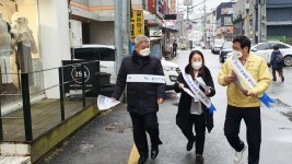 (1) 25일 오후석 제1부시장과 관계 공무원 등이 백신 접종 안내문을 배포를 위해 외국인들이 많이 거주하고 있는 처인구 중앙동 일대를 걷고 있다..jpg