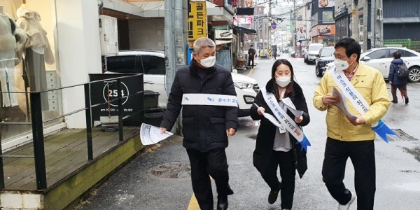 (1) 25일 오후석 제1부시장과 관계 공무원 등이 백신 접종 안내문을 배포를 위해 외국인들이 많이 거주하고 있는 처인구 중앙동 일대를 걷고 있다..jpg