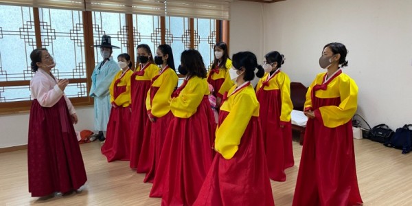 (1) 27일 용인시 예절교육관에서 열린 새해맞이 설명절 특강에서 다문화가족들이 세배하는 법에 대해 설명을 듣고 있다..jpg