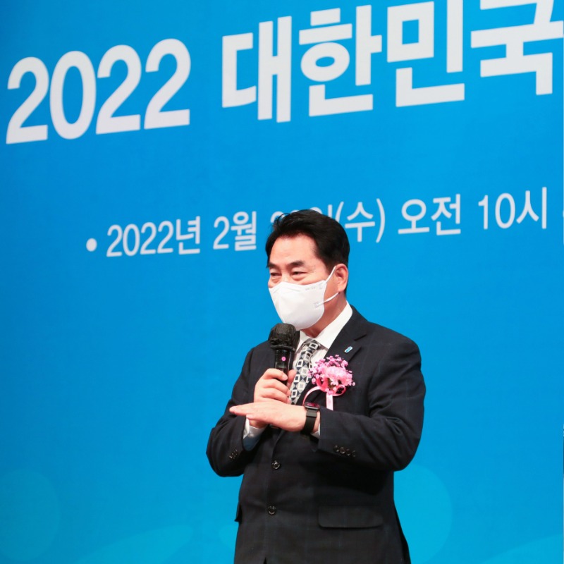 (3) 23일 제11회 2022 대한민국 CEO 리더십 대상에서 혁신경영 부문 대상을 수상한 백군기 용인시장이 소감을 말하고 있다..jpg