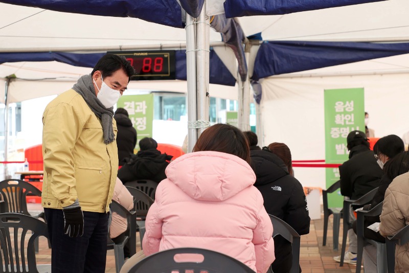 (1) 백군기 용인시장이 지난 22일 처인구보건소 신속항원검사소를 방문해 시민들을 만나 불편한 점은 없는지 이야기를 나누고 있다..JPG