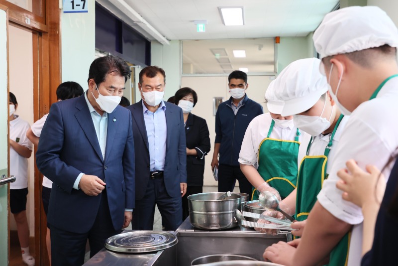 1-1. 백군기 용인시장이 관내 한 학교를 방문해 학교 급식 배분 상황을 살피고 있다..jpg