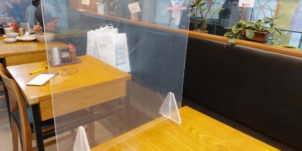 4. 220206_소규모 음식점 내 테이블 칸막이 지원받아 설치하세요_사진.jpg
