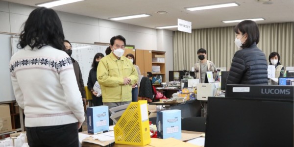 백군기 용인시장이 설 연휴가 시작된 29일 코로나19 방역 최전선을 지키고 있는 수지구 보건소를 방문해 직원들을 격려하고 이야기를 나누고 있다. (1).jpg