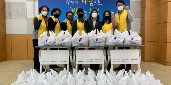 유림동 주민자치위원회가 8일 홀로어르신 등 저소득 20가구에 직접 만든 밑반찬 꾸러미를 전달했다.jpeg