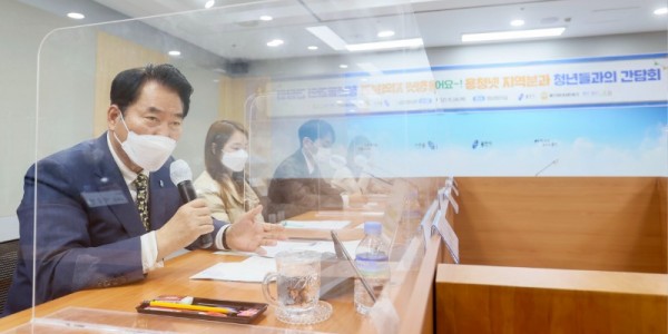 1-1. 백군기 용인시장이 지난해 11월 용인청년네트워크 지역분과 청년들과 간담회를 가졌다..jpg