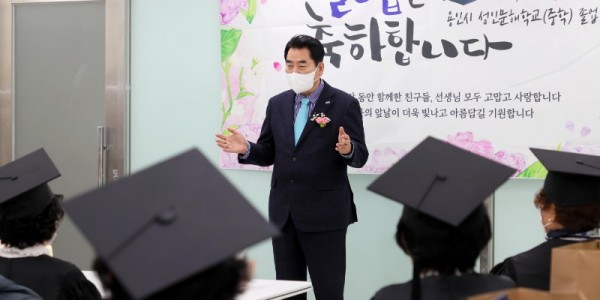 6. (1) 백군기 용인시장이 21일 제3회 성인문해학교 졸업식에서 졸업생들에게 축하 인사를 건네고 있다..JPG