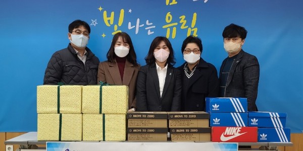 유림동 지역사회보장협의체는 23일 초등학교와 중학교 입학을 앞둔 저소득 가정 신입생 자녀 10명에게 축하선물을 전달했다..jpeg