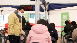 (1) 백군기 용인시장이 지난 22일 처인구보건소 신속항원검사소를 방문해 시민들을 만나 불편한 점은 없는지 이야기를 나누고 있다..JPG