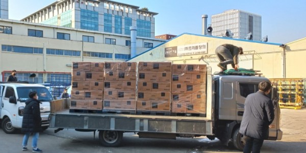 용인시의 소외계층을 위해 코스텔(주)가 3억2700만원 상당의 KF-94 마스크 50만장을 기탁했다. 사진은 마스크를 옮기기 위해 차에 싣는 모습.jpg