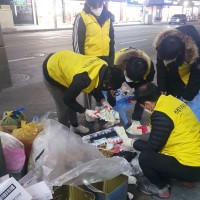 1. 용인시 처인구는 상습적인 쓰레기 무단 투기 행위를 근절하기 위해 24일 김량장동 용인중앙시장 일대 야간 집중 단속을 벌였다 (1).jpg