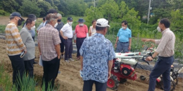 2-1. 시 관계자가 농기계 시연을 하고 있는 모습.jpg