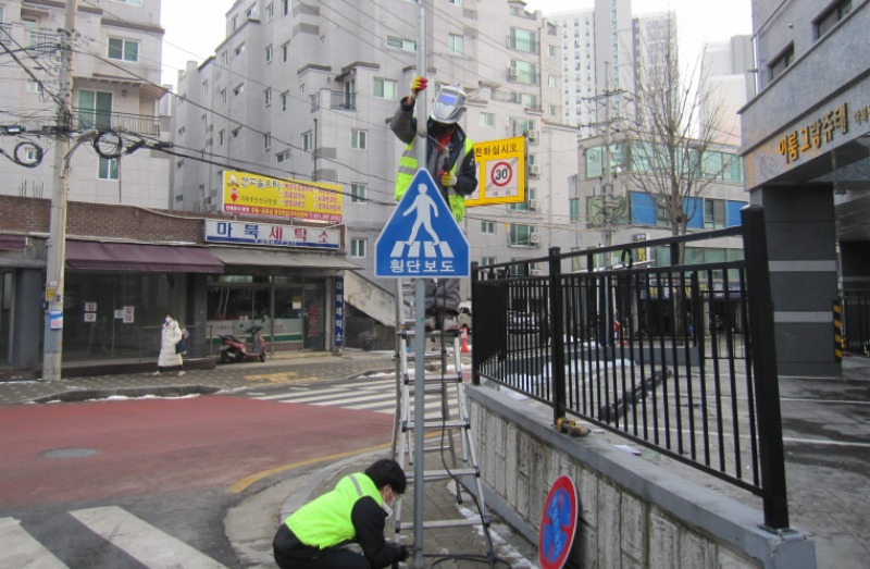 6. (2) 기흥구가 인도 내 교통안전표지판 일제 정비에 나섰다..jpg