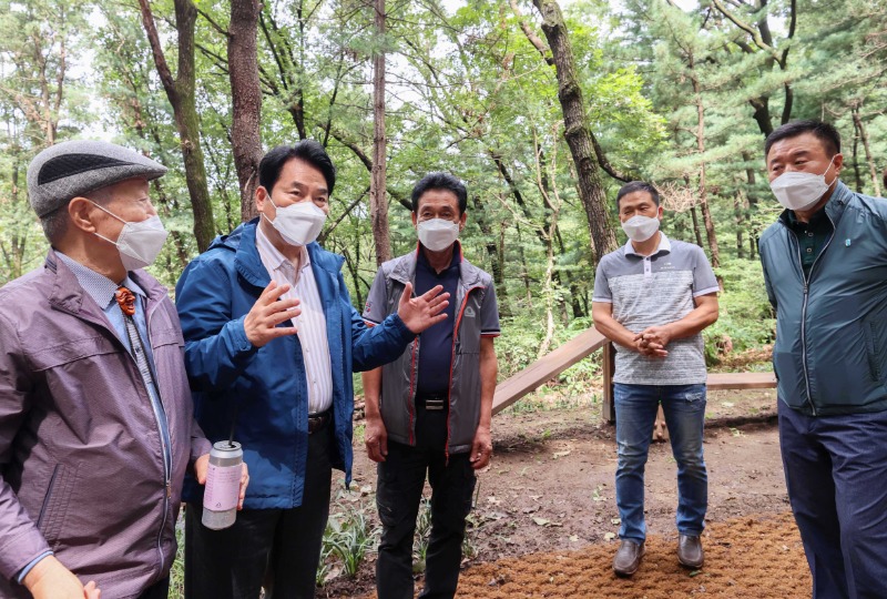 (2) 백군기 용인시장이 구성도시자연공원 시민녹색쉼터 현장을 점검하고 있다.jpg