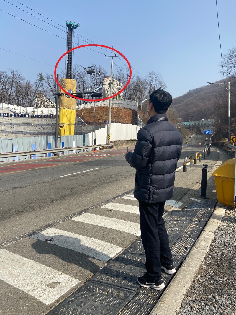 2-1. 용인시 관계자가 공사장에 비산먼지 발생을 억제하는 시설물이 설치돼 있는지 점검하기 위해 드론을 띄우고 있다..jpg