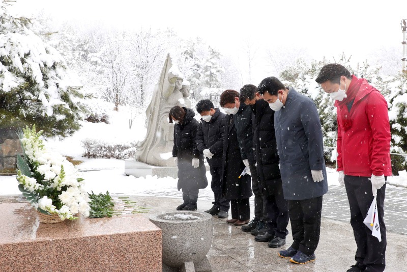 3-2. 백군기 용인시장이 19일 _제103주년 용인3·21만세운동 기념식_에서 참석자들과 묵념하고 있다..JPG