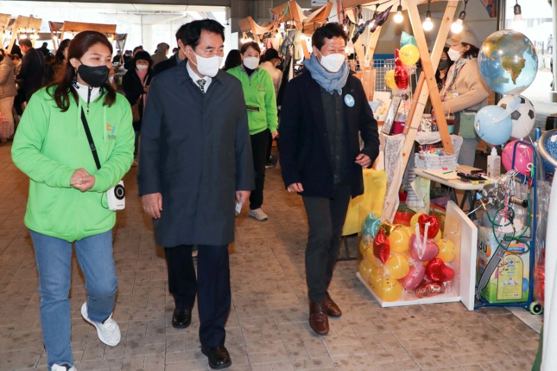 2-2. 백군기 용인시장이 지난 26일 기흥역 야외광장에서 열린 용인관광두레 로컬·두레마켓에 방문해 관계자들과 함께 둘러보고 있다..jpg