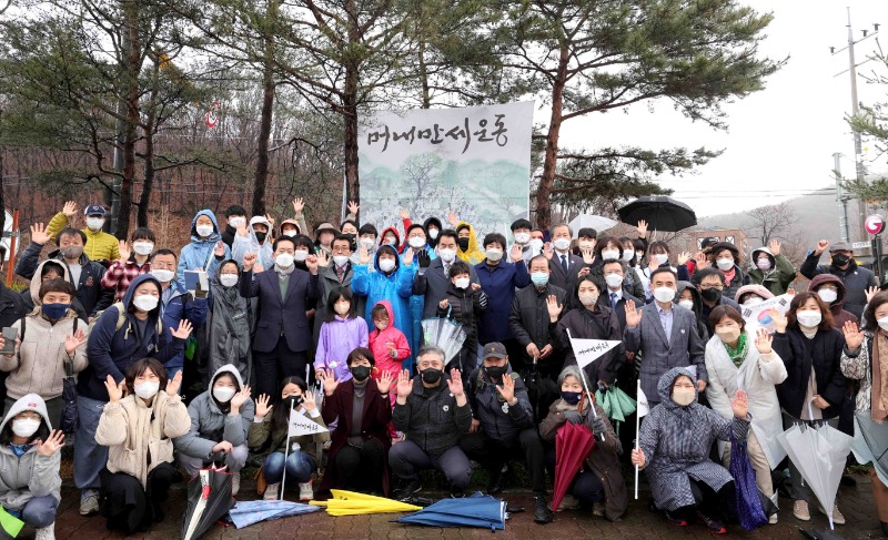 3-1. 백군기 용인시장이 지난 26일 열린 머내만세운동 만세길 걷기행사에서 참석자들과 만세를 외치고 있다..JPG