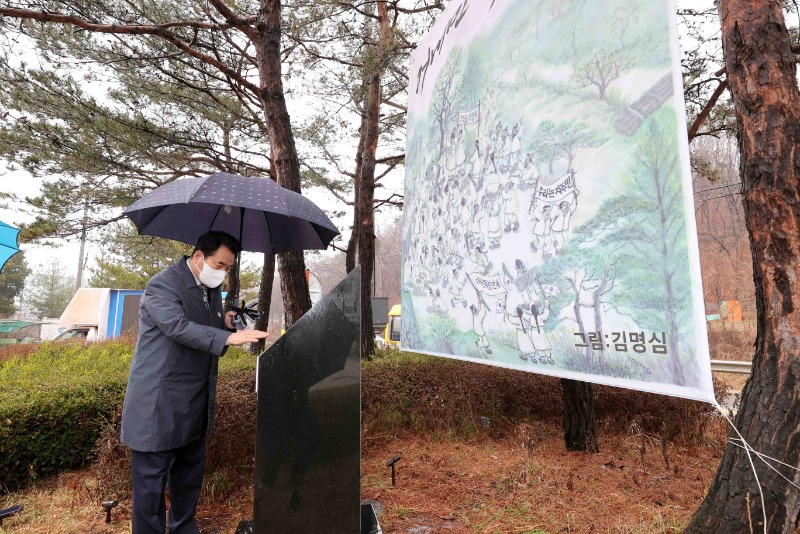 3-2. 백군기 용인시장이 머내만세운동 표지석을 어루 만지고 있다..JPG