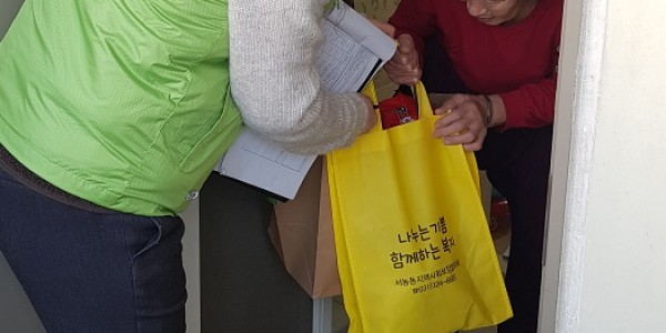 4. (1) 서농동 지역사회보장협의체가 관내 홀로 어르신 가구에 반찬세트를 지원하는 사업을 시작했다..jpg
