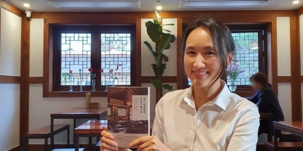 6. 자신의 저서 인세 200만원을 용인시에 쾌척한 김윤정 대표.jpg