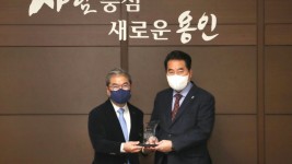 (1) 백군기 용인시장이 4일 교육 발전에 기여한 공로를 인정받아 이재정 경기도교육감(사진 왼쪽)에게 표창을 받고 기념촬영을 하고 있다..jpg