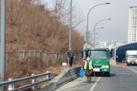 2. 기흥구가 자동차전용도로인 신갈우회도로 상하행선에 쌓인 쓰레기를 수거했다..jpg