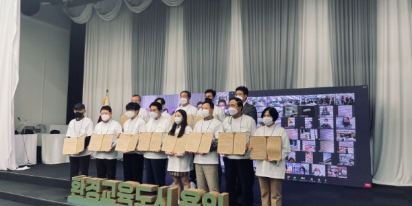 3-1. 지난해 11월 16일 열린 환경교육네트워크 협약식에서 백군기 용인시장을 비롯해 참석자들이 기념촬영을 하고 있다..jpg