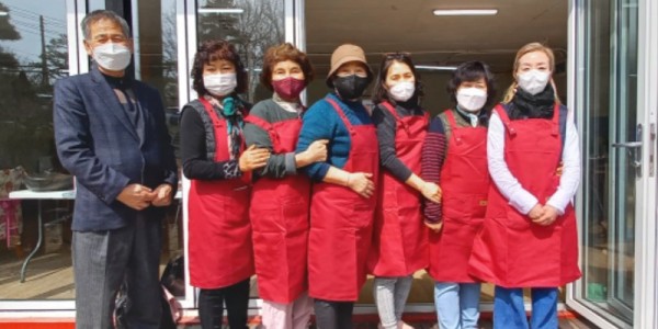 5. 원삼면 지역사회보장협의체와 여성봉사단체 엄지회가 관내 저소득 독거노인을 대상으로 ‘효(孝)드림 밑반찬 사랑배달 지원사업’을 시작했다..jpg