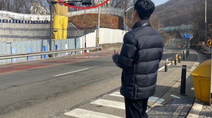 2-1. 용인시 관계자가 공사장에 비산먼지 발생을 억제하는 시설물이 설치돼 있는지 점검하기 위해 드론을 띄우고 있다..jpg