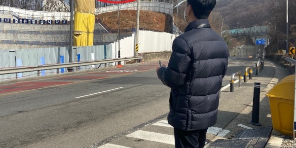 2-1. 용인시 관계자가 공사장에 비산먼지 발생을 억제하는 시설물이 설치돼 있는지 점검하기 위해 드론을 띄우고 있다..jpg