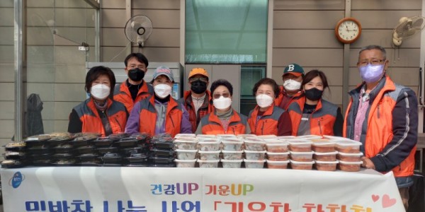 6. 기흥동 지역사회보장협의체가 관내 저소득 홀로 어르신을 위한 밑반찬 나눔 사업을 시작했다..jpg