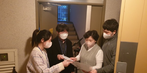 5. (1) 공무원 2명이 5등급 차주 소유자를 방문하여 안내하고 있는 모습.jpg