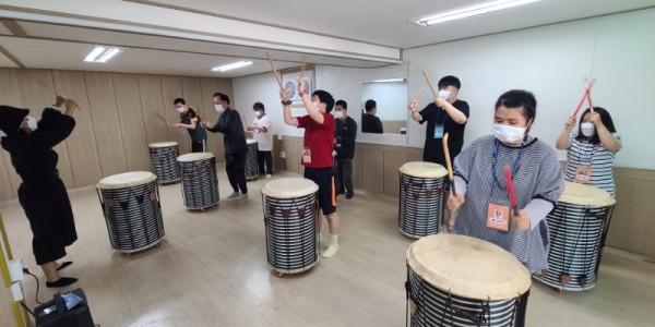 (1) 2021년 장애인평생교육프로그램 공모사업에 선정된 용인시 장애인주간보호센터 라온의 난타수업.jpg