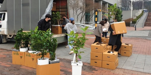 6-1 시 관계자들이 25일 관내 장애인 복지시설에 전달할 반려식물을 살펴보고 있다..jpg