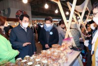 2-1. 백군기 용인시장이 지난 26일 기흥역 야외광장에서 열린 용인관광두레 로컬·두레마켓에 방문해 관계자들과 함께 둘러보고 있다..jpg