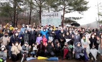 3-1. 백군기 용인시장이 지난 26일 열린 머내만세운동 만세길 걷기행사에서 참석자들과 만세를 외치고 있다..JPG