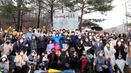 3-1. 백군기 용인시장이 지난 26일 열린 머내만세운동 만세길 걷기행사에서 참석자들과 만세를 외치고 있다..JPG